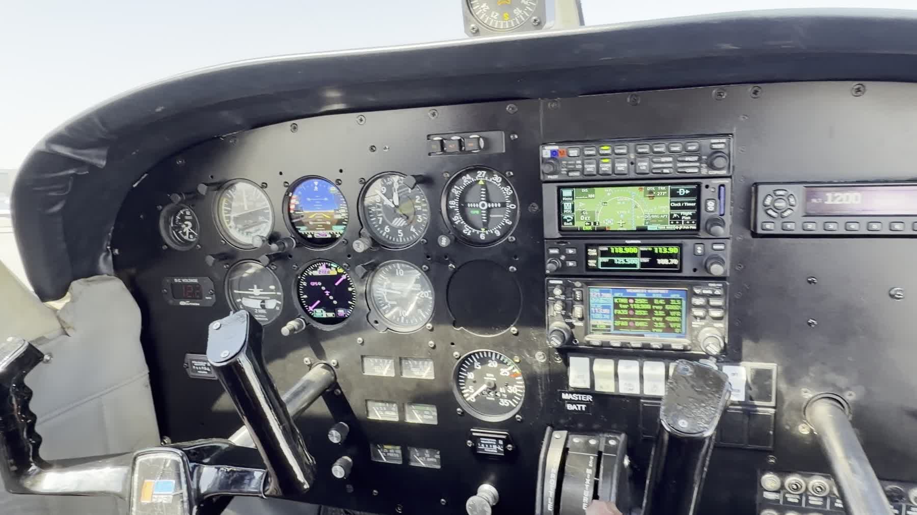 Vista real de una cabina con instrumentos de vuelo y equipos de navegación