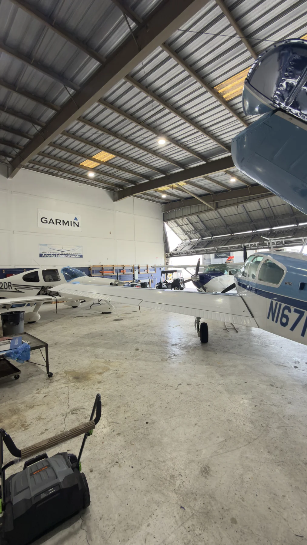 Aeronaves dentro del hangar de trabajo