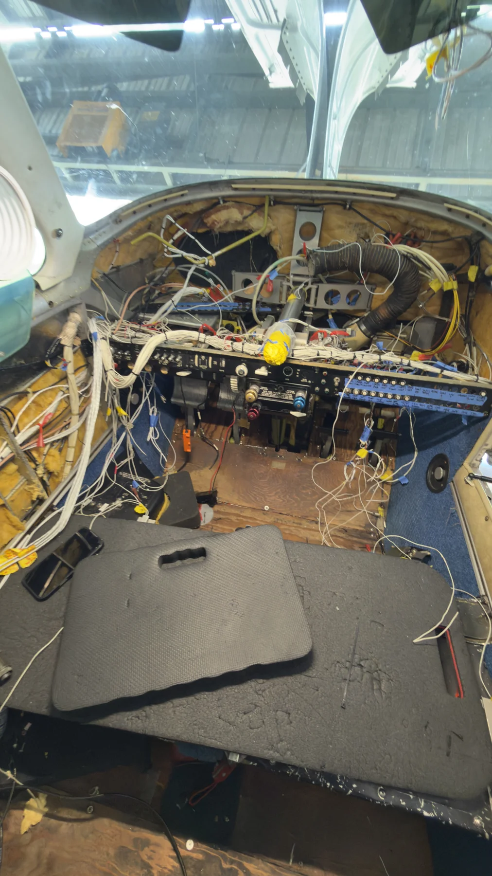 Detalle del cableado y los componentes detrás de un panel de instrumentos